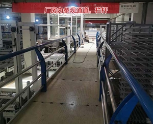 廠房?jī)?nèi)參觀通道，欄桿